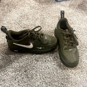 Boys Nike 13c Forest green like new